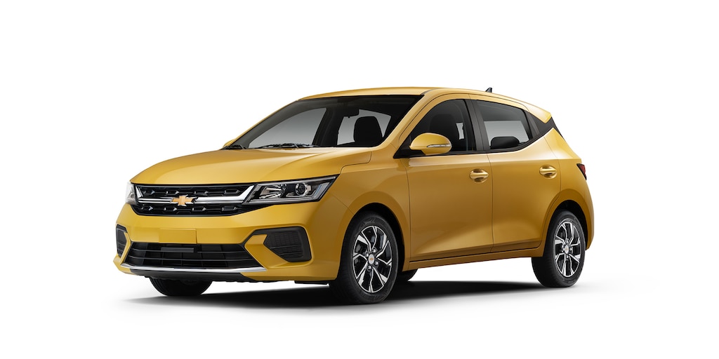 Nuevo compacto 4 puertas Chevrolet Aveo Hatchback 2025 en color amarillo