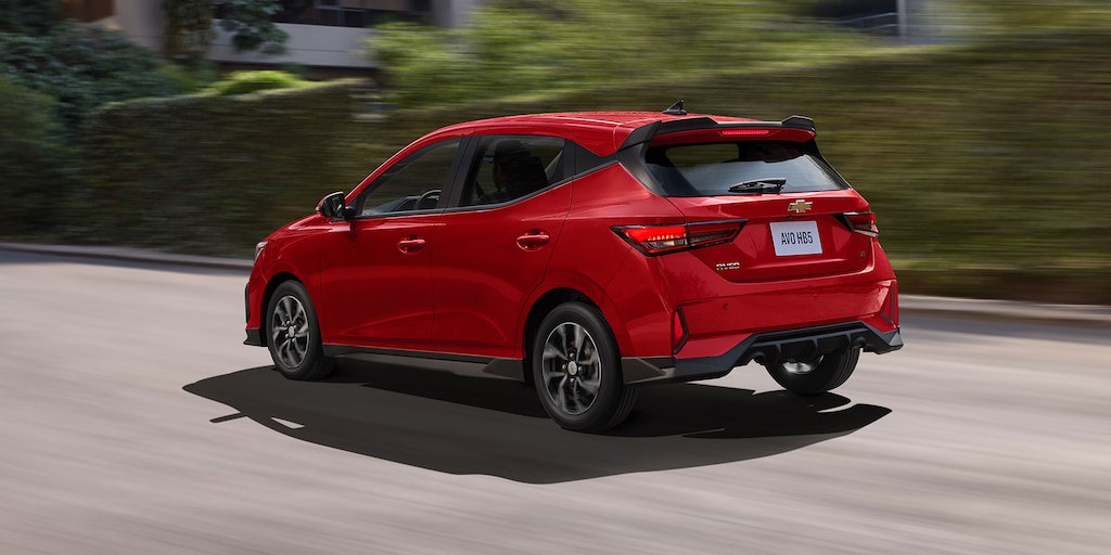 Chevrolet Aveo HB 2025, nuevo Hatchback 4 puertas con cristales tintados y rines de 15 pulgadas