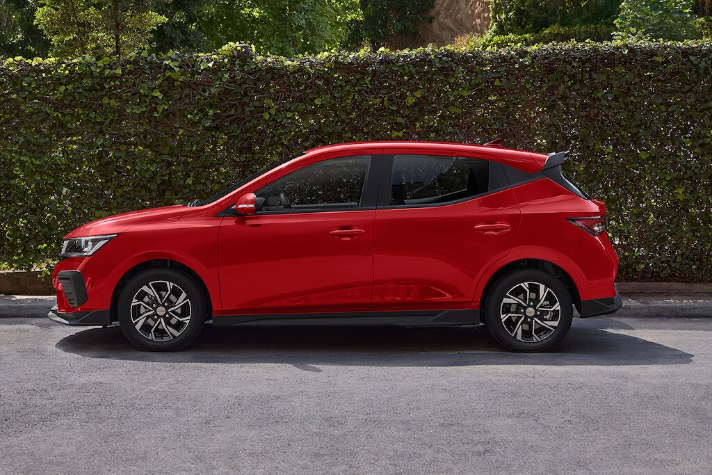  Imagen lateral Chevrolet Aveo Hatchback 2025, nuevo auto compacto 4 puertas con rines de 15 pulgadas en aluminio bitono