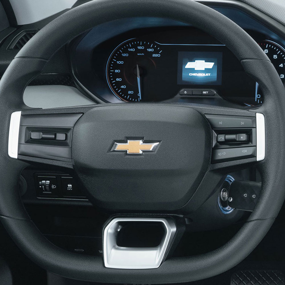 Vista interior Nuevo Chevrolet Aveo Hatchback 2025, monovolúmen con volante deportivo de 3 brazos con controles de audio