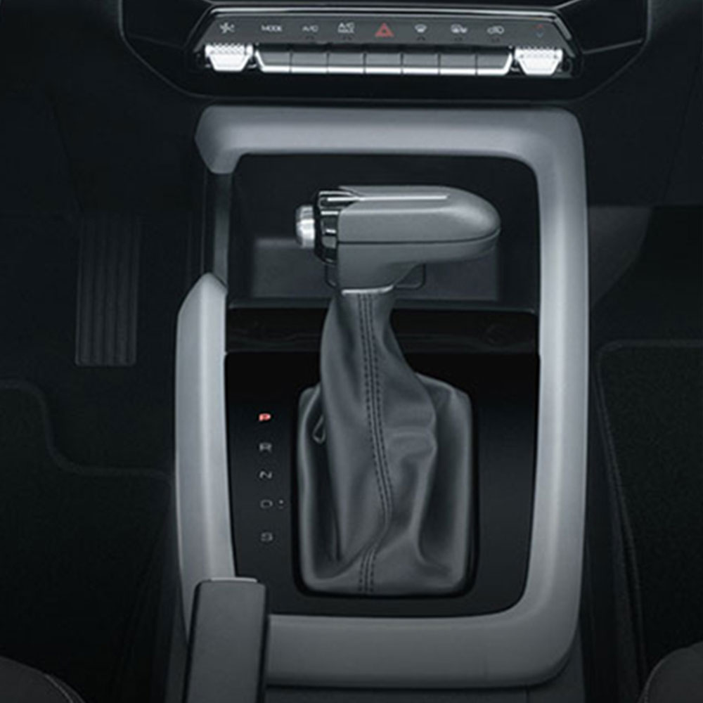 Vista interior Chevrolet Aveo Hatchback 2025, con palanca de velocidades en color negro con detalles en cromo para CVT