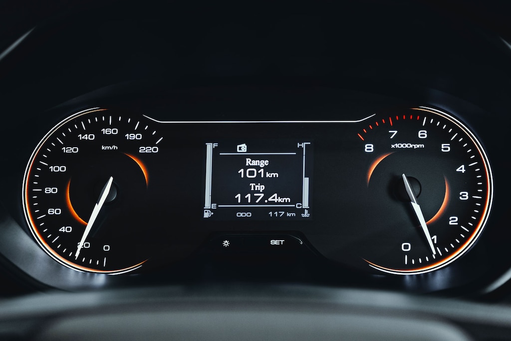 Nuevo Chevrolet Aveo Hatchback 2025, auto compacto con panel de instrumentos informativo monocromático de 3.5 pulgadas