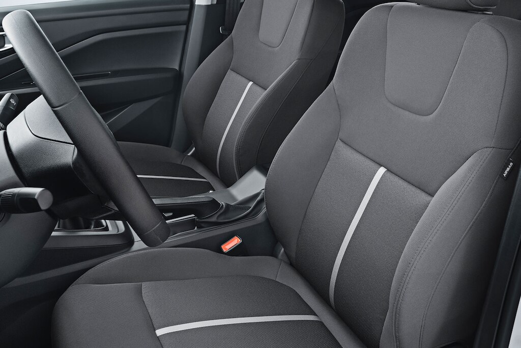 Nuevo Chevrolet Aveo Hatchback 2025, con asientos en tela negra combinación de materiales y tablero color gris