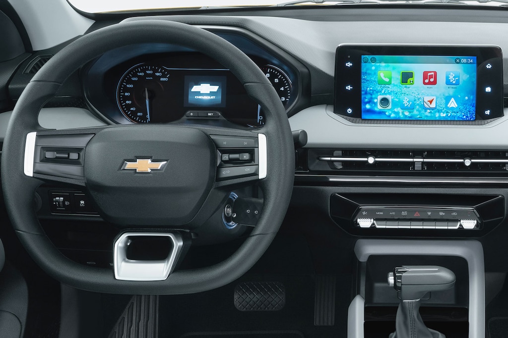 Nuevo Chevrolet Aveo Hatchback 2025, compacto con volante deportivo de 3 brazos con controles de audio