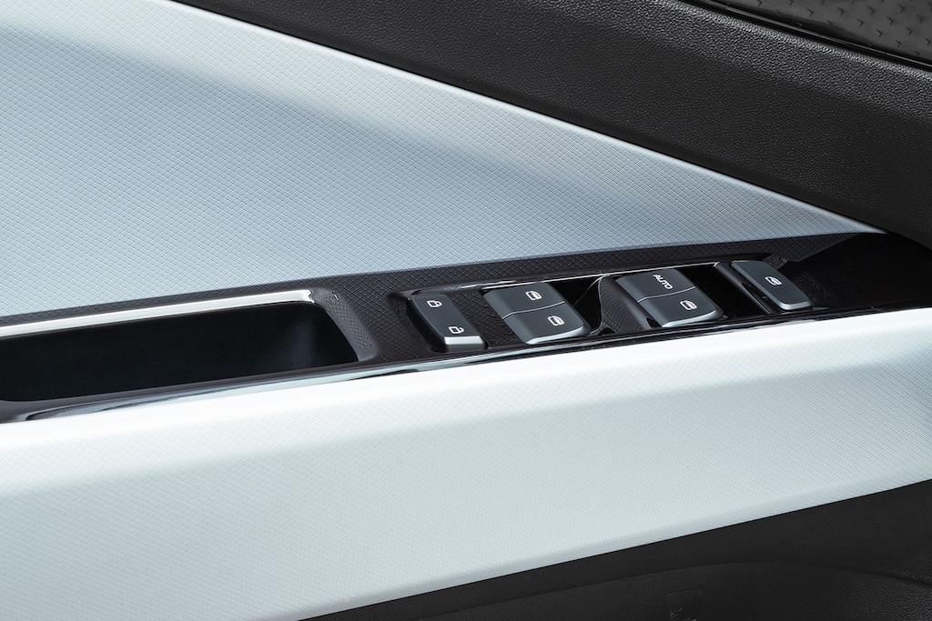 Nuevo Chevrolet Aveo Hatchback 2025, monovolúmen con ventanas eléctricas con función para bajar desde el control remoto