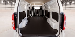 Vista trasera - Furgoneta con capacidad de carga, hasta 650 kg y 3.3 metros cúbicos de volúmen, Chevrolet Tornado 2025