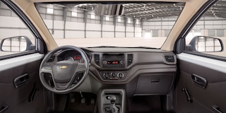 Espacioso interior de la furgoneta Chevrolet Tornado Van 2025