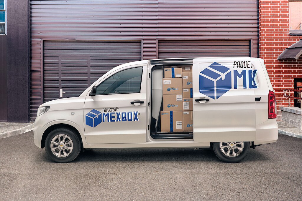 Vista lateral - capacidad de carga de 3,050 litros cúbicos de tu furgoneta Chevrolet Tornado Van 2025